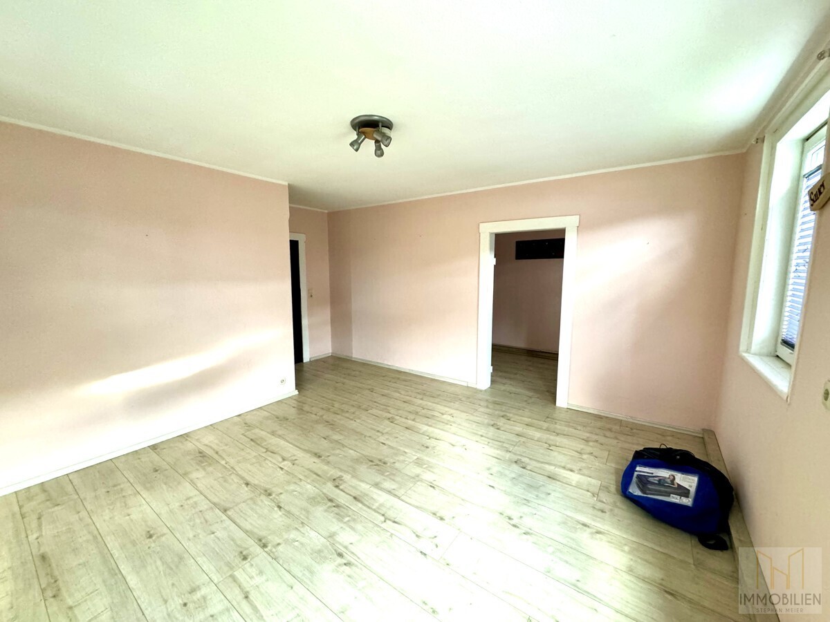 OG – Wohnzimmer mit anschließendem Ankleidezimmer