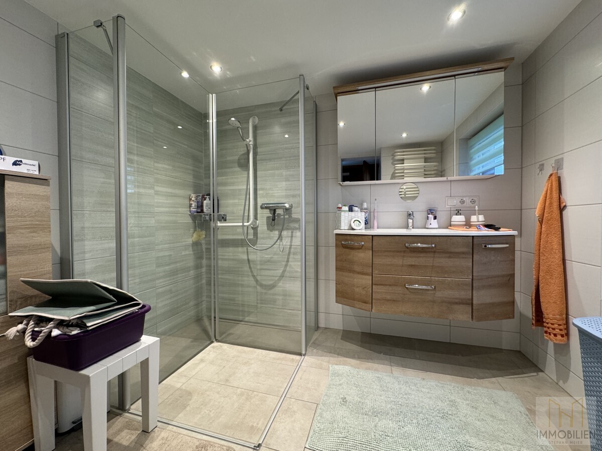 Bodentiefe XXL-Dusche
