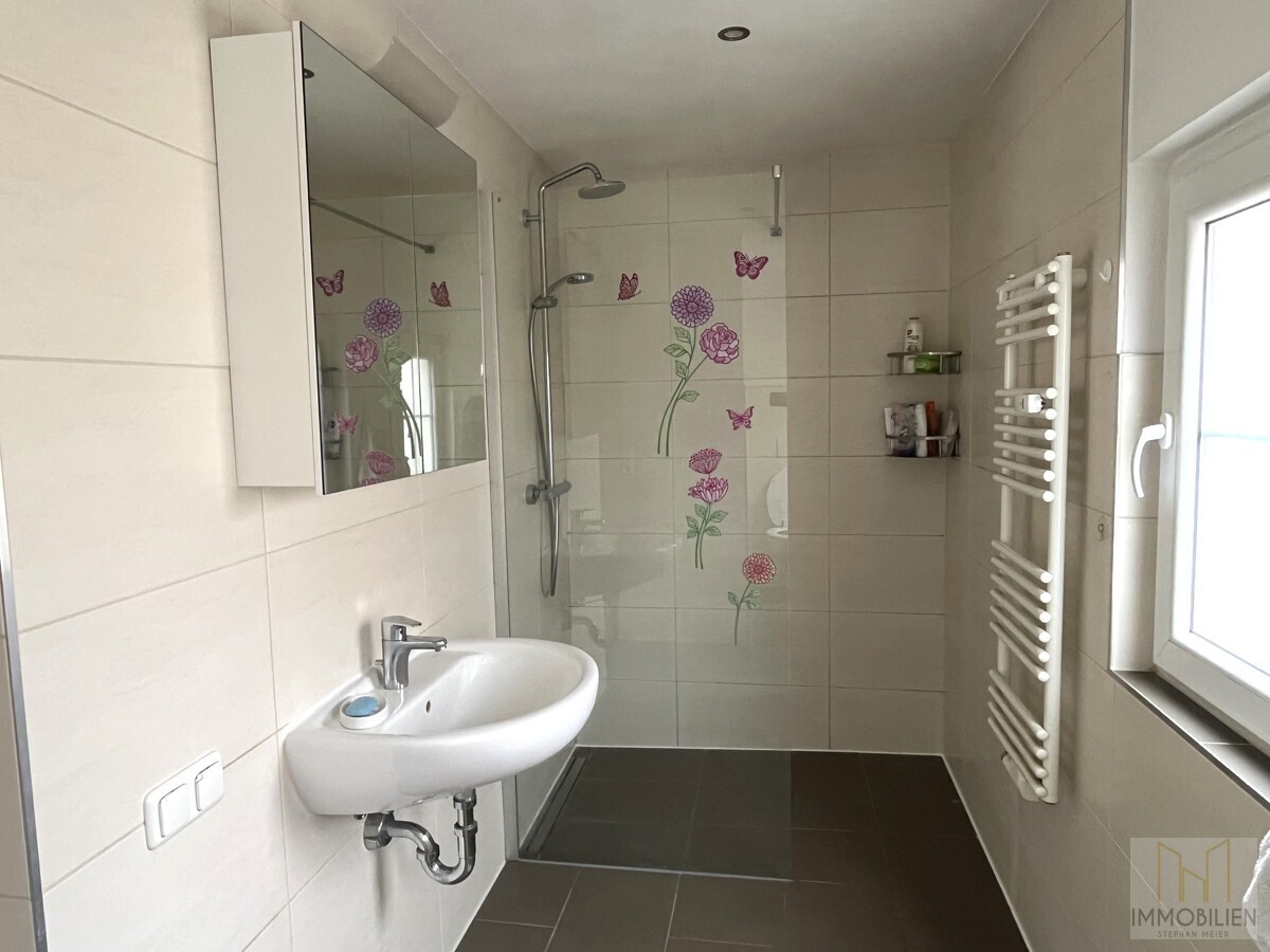 EG – bodenebene Dusche im Badezimmer