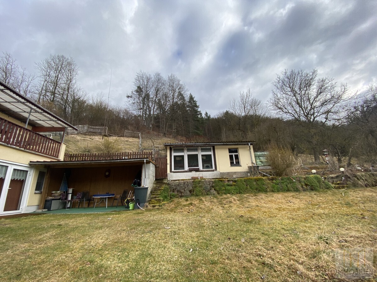 Garten mit Nebengebäude