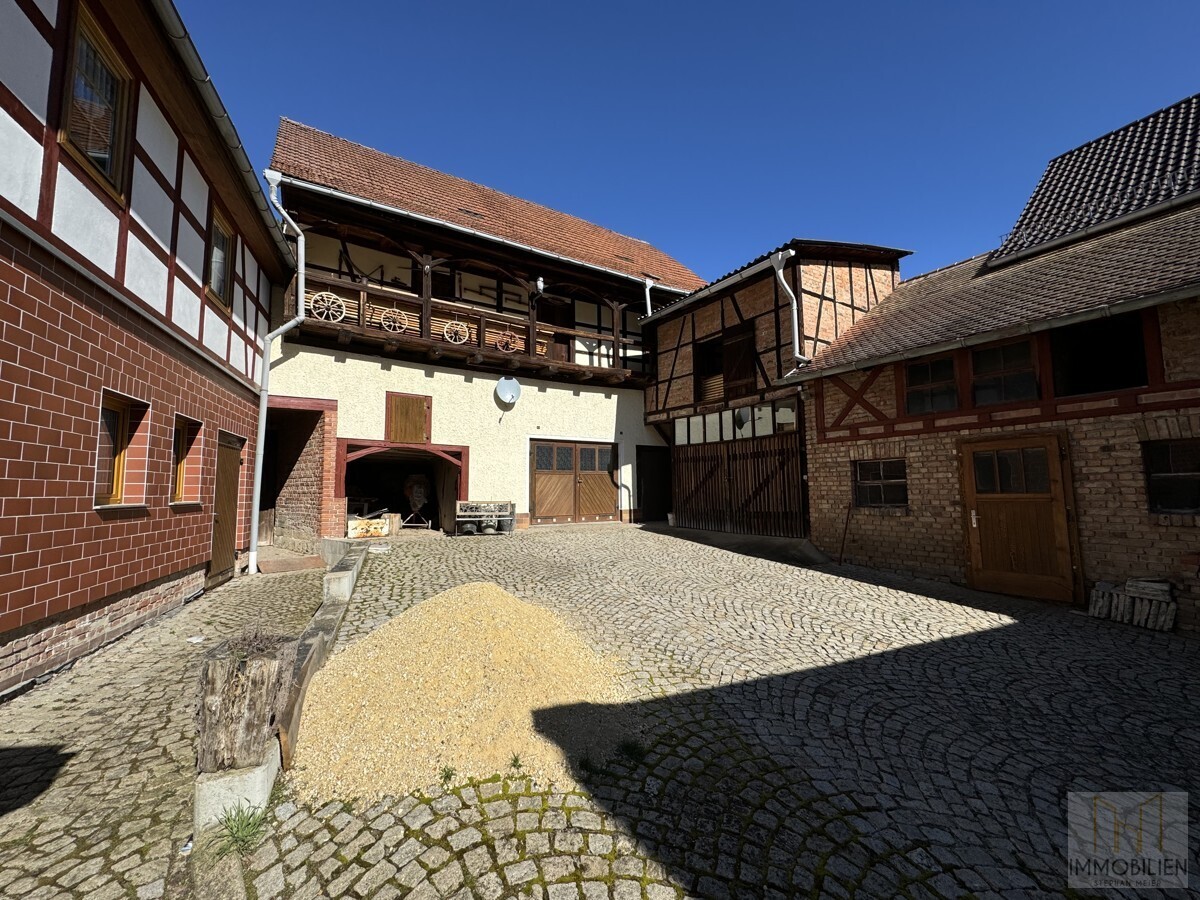 Scheune und rechte Hofseite mit Garagen und Schuppen