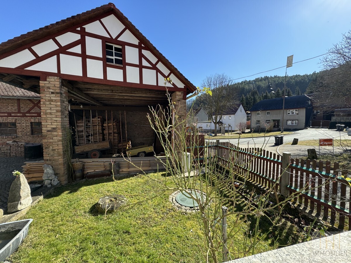 EG – Blick aus dem Wohnzimmer auf die Toreinfahrt und den Dorfplatz 