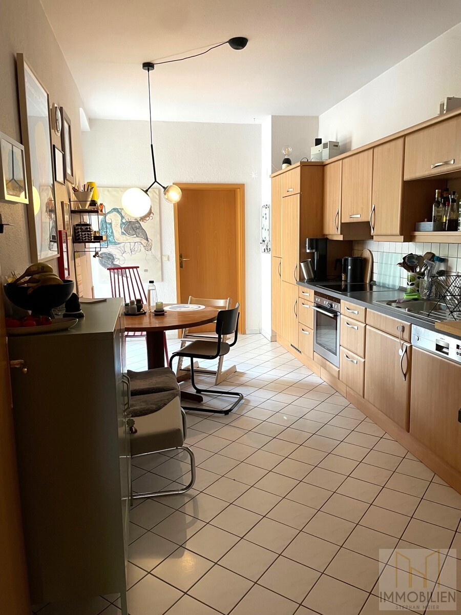 Wohnküche mit Zugang zu Balkon und Schlafzimmer