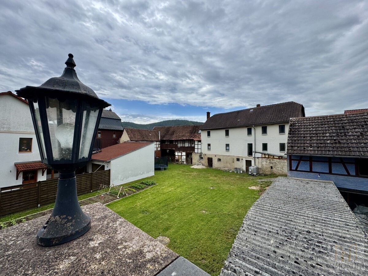 OG: Blick von der Terrasse in den Garten