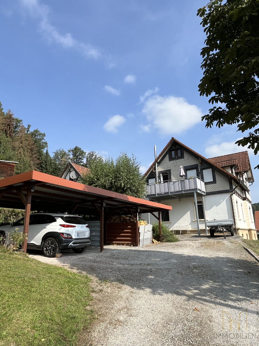 Carport neben der linken Hausseite