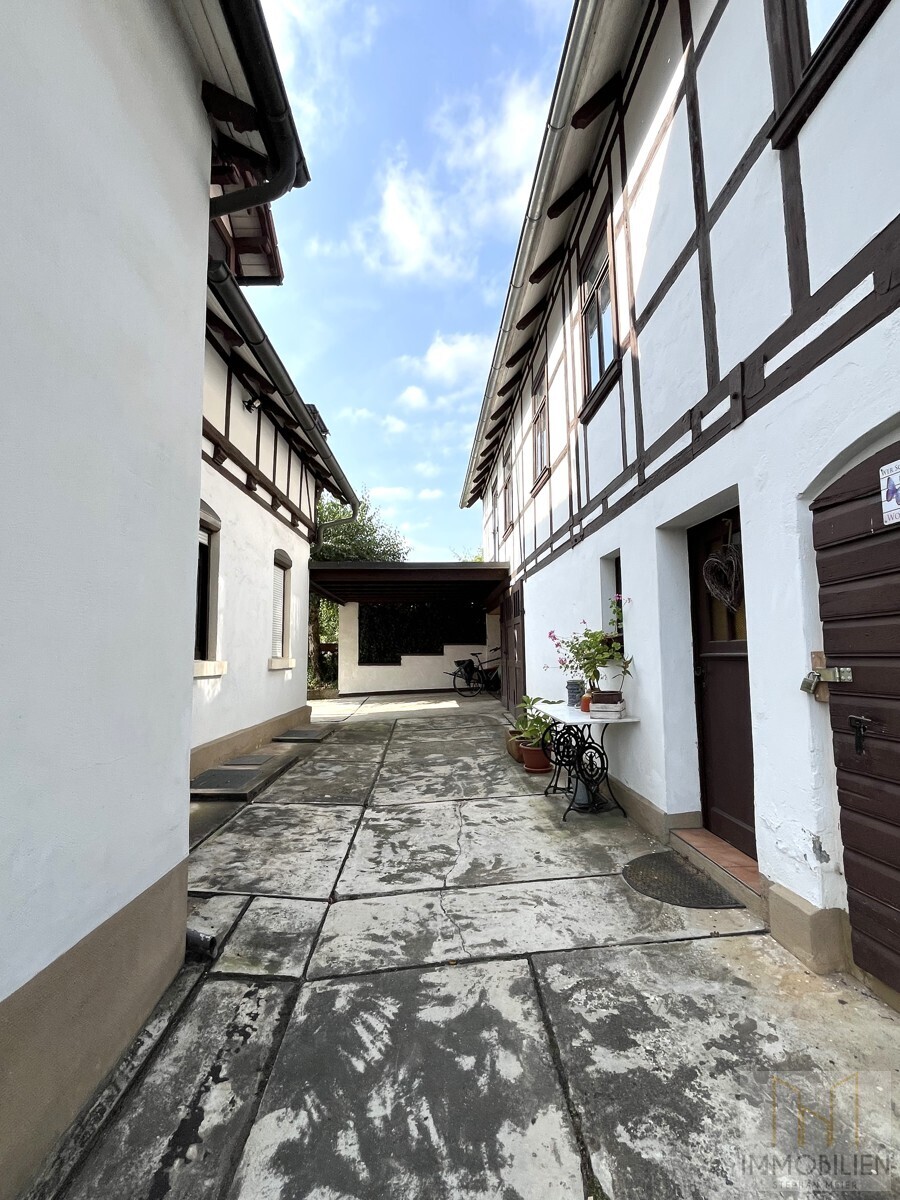 Innenhof zwischen Wohnhaus und Nebengebäude