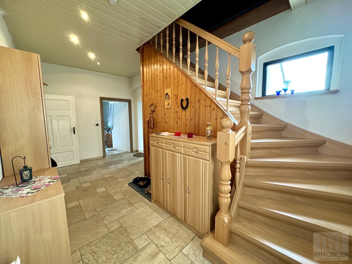 EG – Flur mit Treppenaufgang zum OG