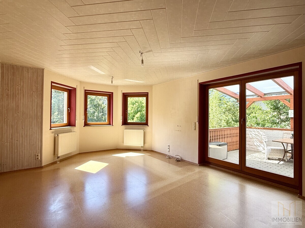 1.OG: Lichtdurchflutetes Wohnzimmer