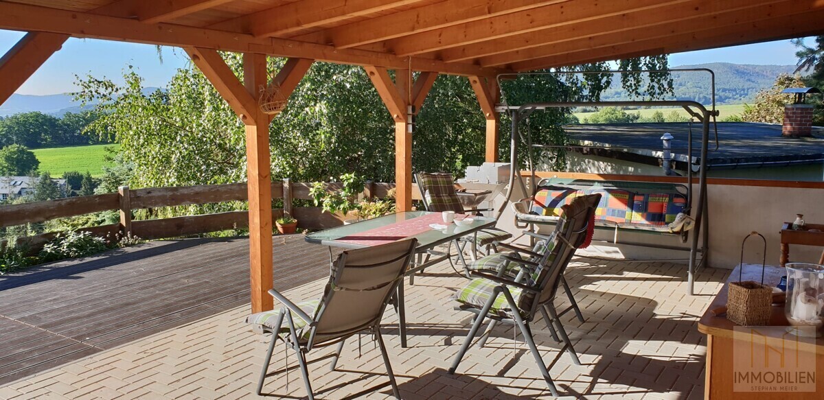 Überdachte Terrasse mit Weitblick