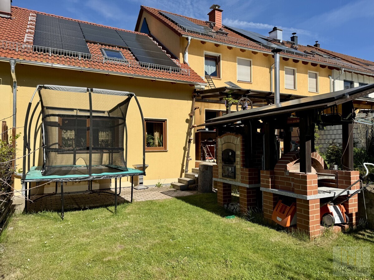 Rückansicht mit Outdoorküche