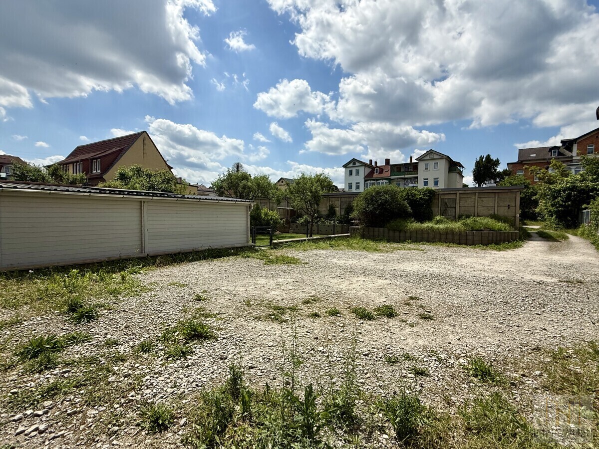 Parkplätze hinter dem Haus