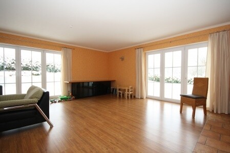 60 m² Living-Bereich mit großen Flügeltüren zur 70m² SW-Eckterrasse