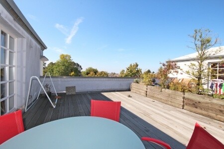 Die große Südwest-Terrasse der Penthouse-Wohnung ergänzt die hohe Wohnqualität