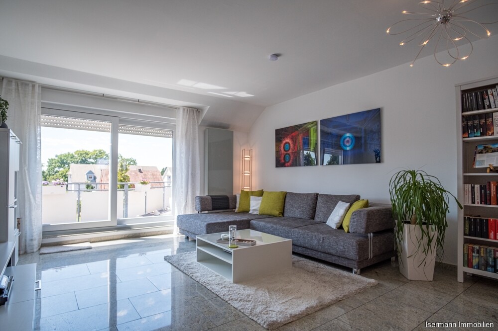 Sonnendurchflutetes Wohnzimmer mit Blick auf den Balkon