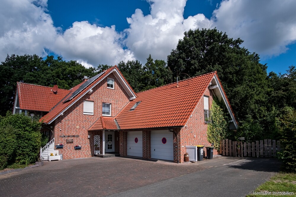 Zur Wohnung gehört ein Außenstellplatz.