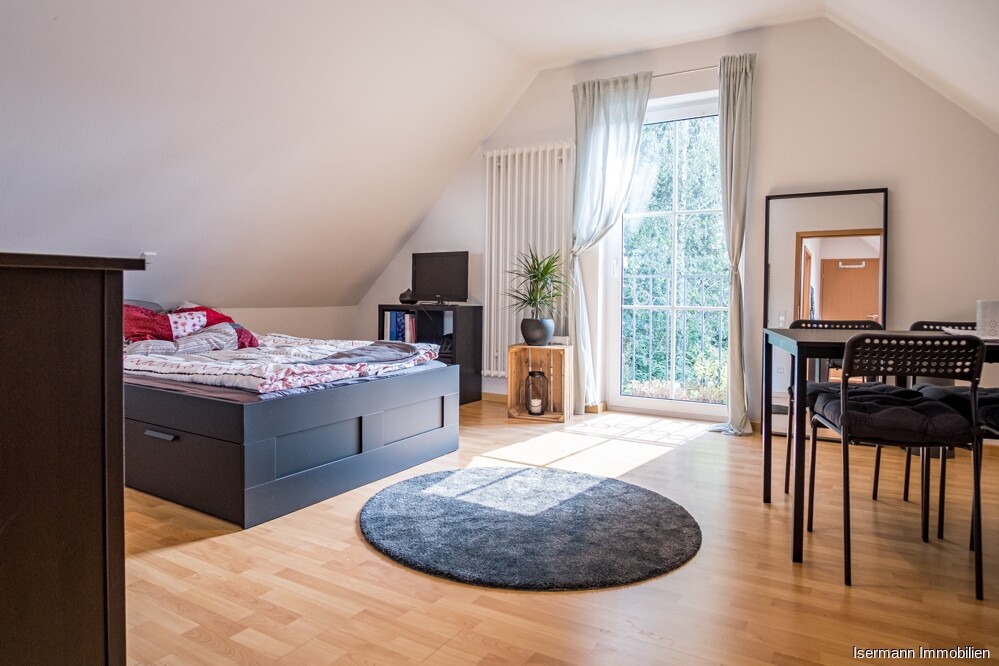 Das Zimmer ist dank der Schrägen sehr gemütlich...