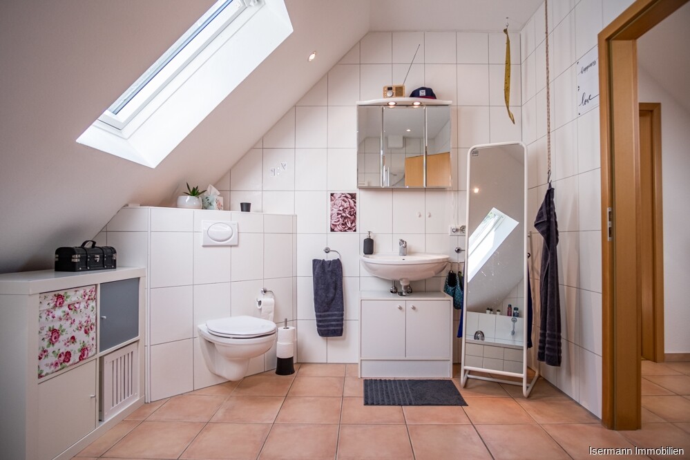 ...und mit einer Dusche  und einer Wanne ausgestattet.