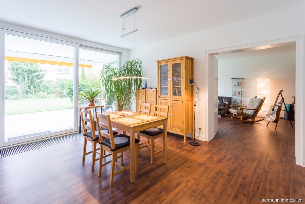 Großzügiger Essbereich mit angrenzender Terrasse