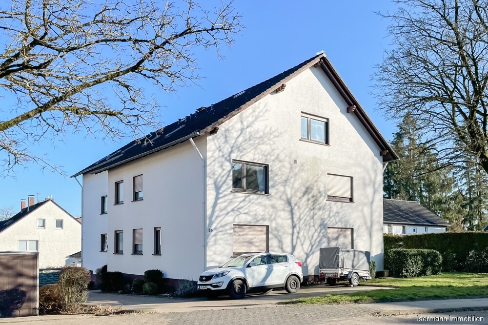 Das gepflegte Mehrfamilienhaus liegt in ruhiger Lage.