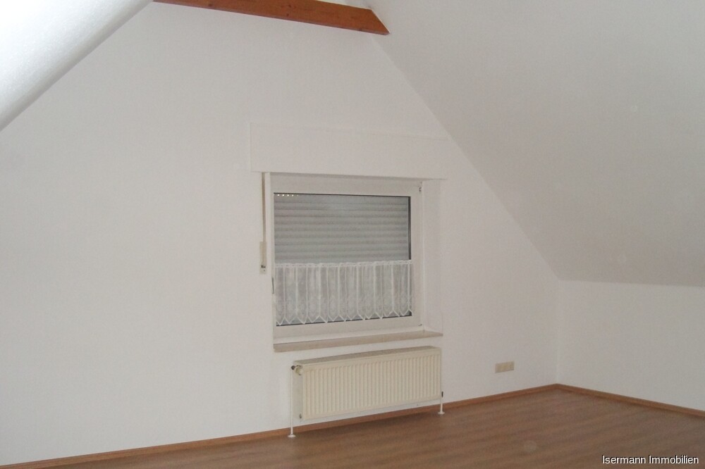 Der Wohn-/Schlafbereich besticht durch seine hohe Decke und das teilweise offene Gebälk. 