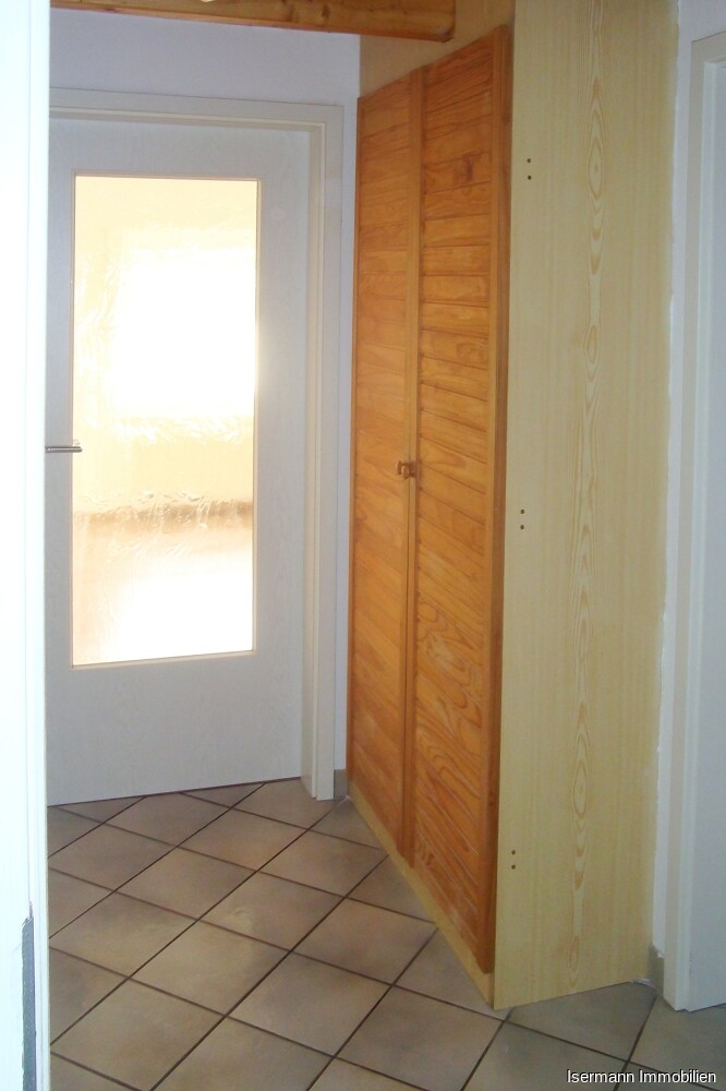 Ein Einbauschrank bietet Platz für Ihre Garderobe.
