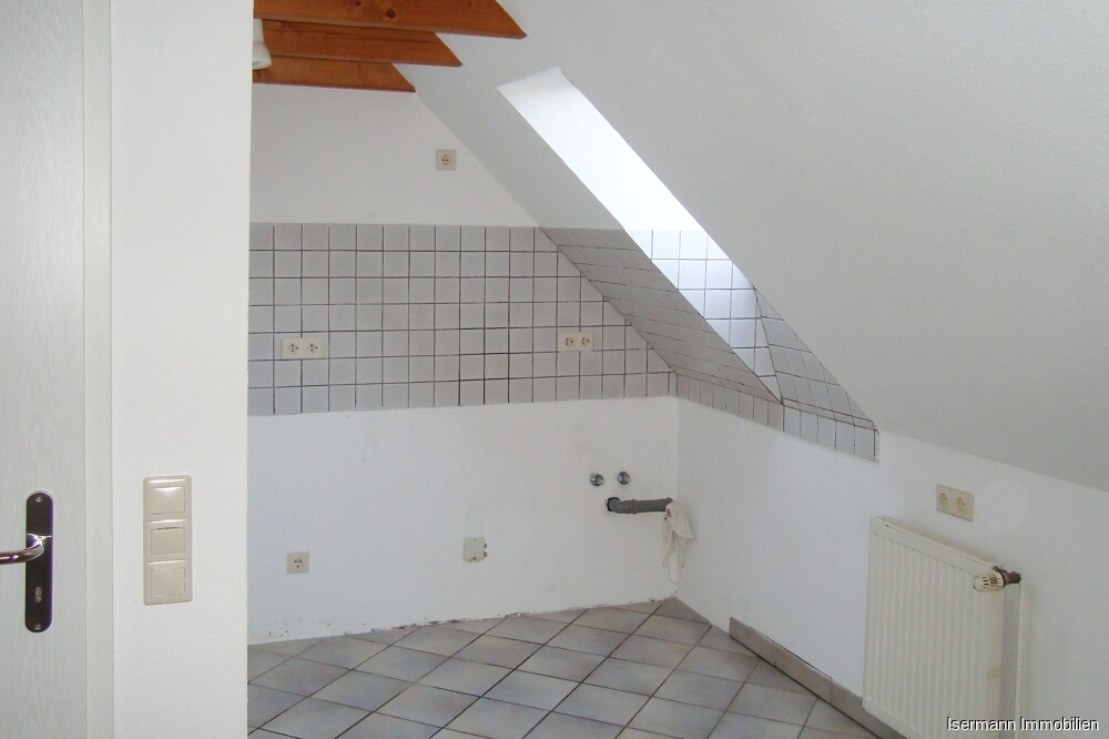 Die Kochnische grenzt an den Wohnbereich und wird durch ein Fenster belichtet.