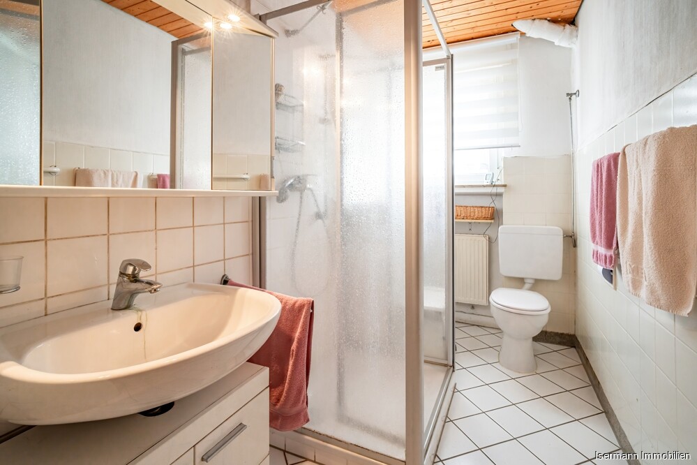 Das Duschbad ist in hellen Tönen gefliest.