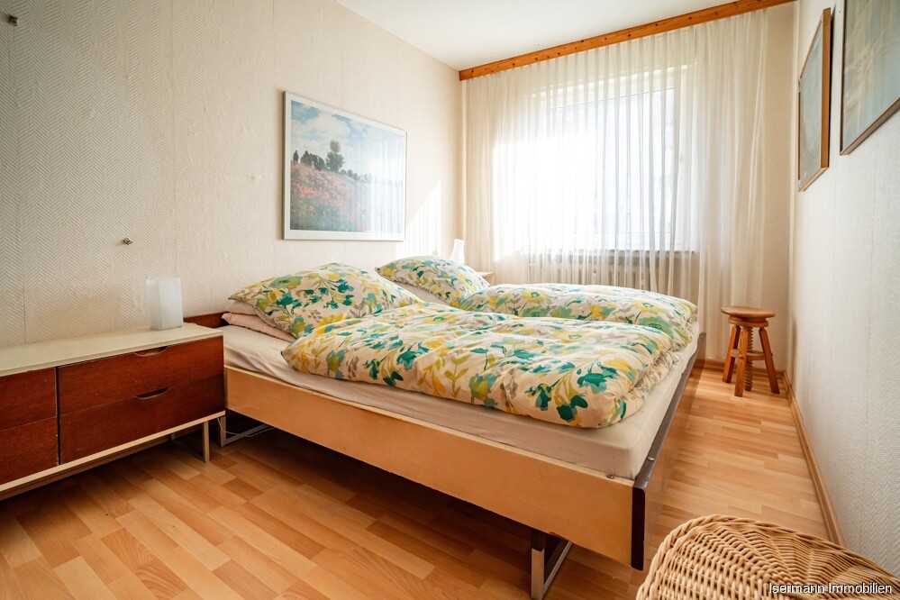 Ein weiteres Zimmer bietet sich als Büro,- Gäste- oder Kinderzimmer an. 