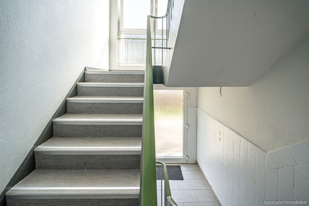 Das gepflegte Treppenhaus ist hell und freundlich.