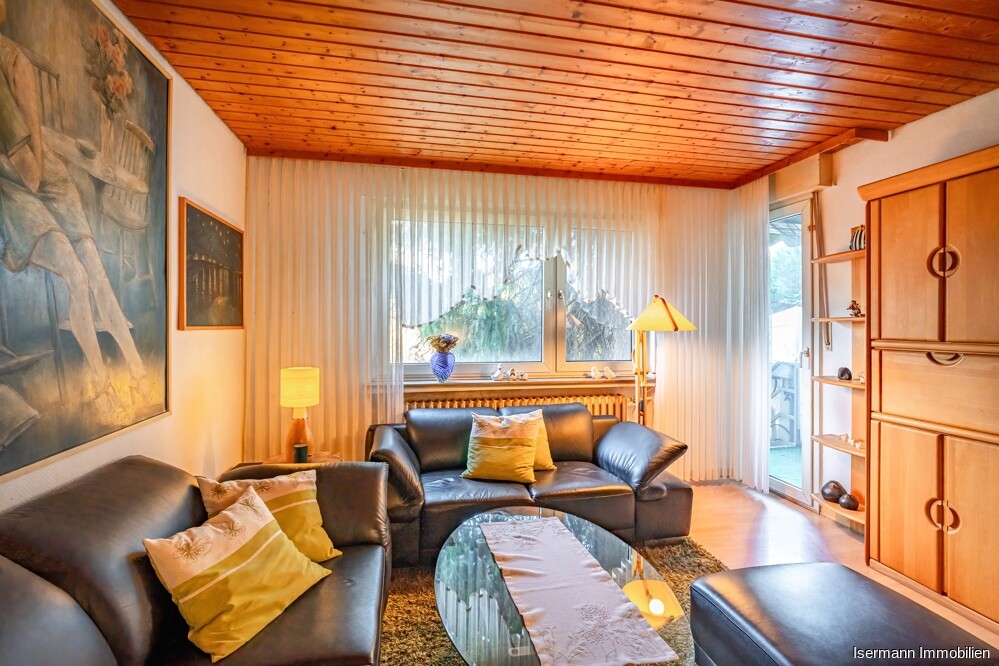Das Wohnzimmer verfügt über einen Zutritt zur Loggia.
