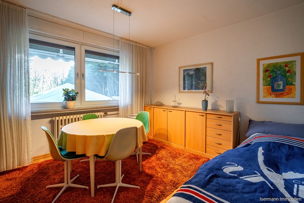 Das größere Schlafzimmer grenzt an die Loggia.