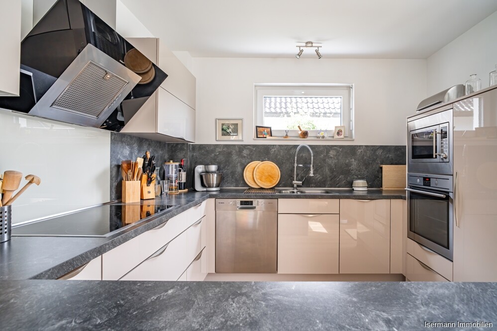 Die hochwertige Einbauküche ist im Angebot enthalten.
