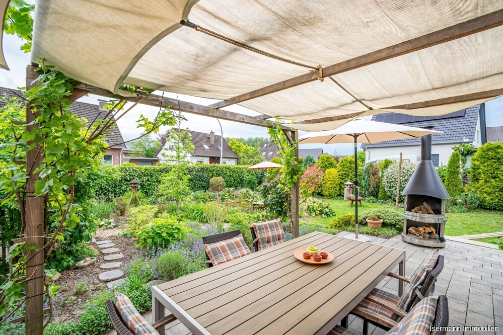 Hier lässt es sich mit Blick in den Garten herrlich entspannen.