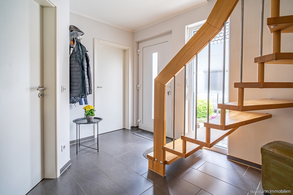 Die Diele im Erdgeschoss hat eine einladende Größe.