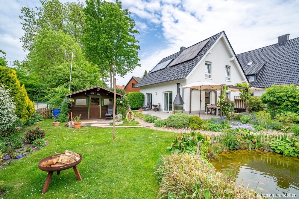 Mehrere Gartenhäuser schaffen zusätzliche Abstellfläche.