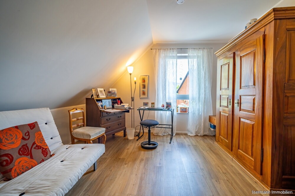 Zwei weitere Schlafzimmer dienen als Kinderzimmer oder Büro.