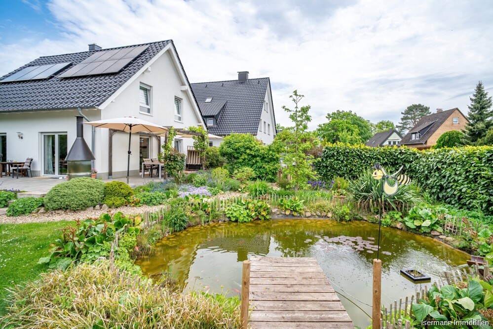 Im Garten gibt es viele schöne Ecken.