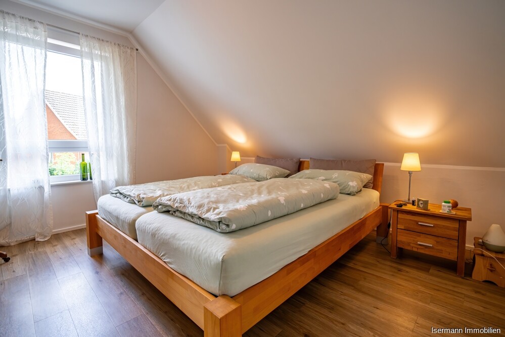 Das Elternschlafzimmer verfügt über eine gute Stellfläche.