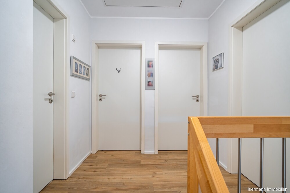Weiße Türen und ein geschmackvoller Designboden in Holzoptik sorgen für besondere Eleganz. 