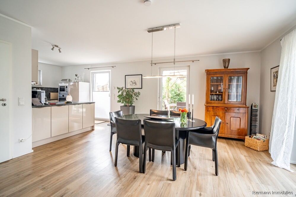 Die lichtdurchfluteten Flächen bieten einen tollen Blick in den Garten.