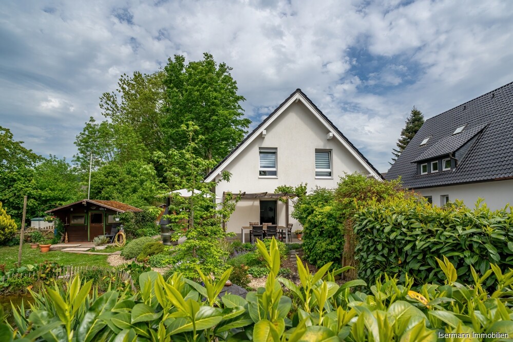 Eine blickdichte Hecke sorgt für Privatsphäre.