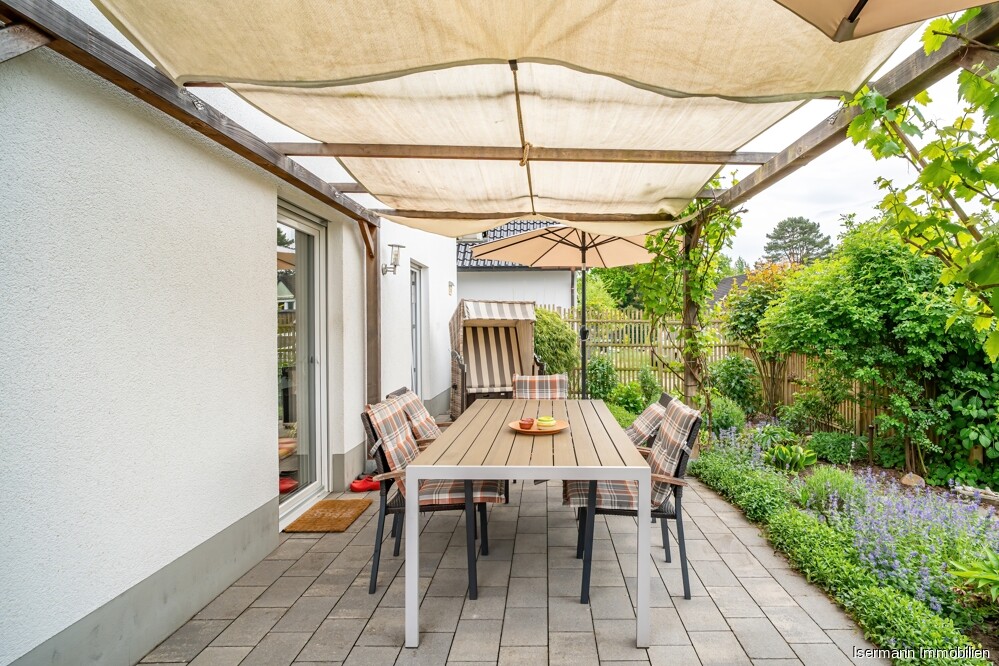 Zwei am Haus liegende Terrassen bieten Platz zum Verweilen.
