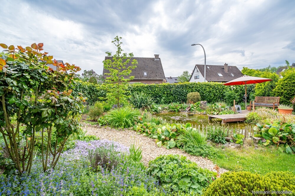 Highlight ist der geschmackvoll angelegte Gartenteich.