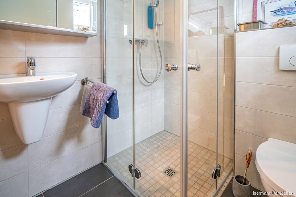 Das schicke Gäste-Duschbad ist in modernen Anthrazit- und Naturtönen gehalten.