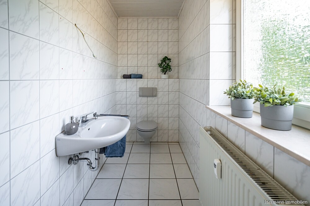 Das Tageslichtbad ist hell gefliest.