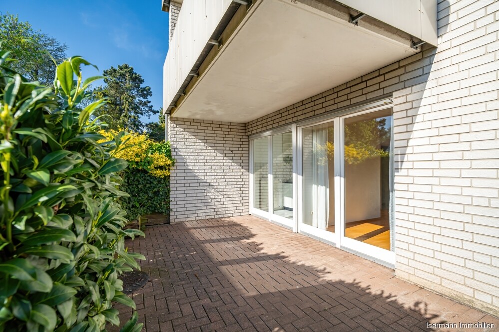 Die Terrasse ist größtenteils überdacht.