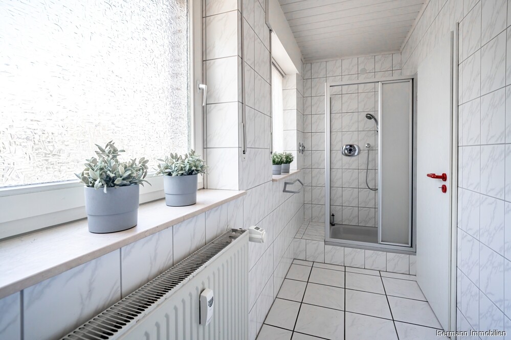 Der Raum ist mit einer Dusche ausgestattet.