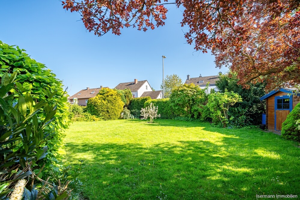 Der Garten ist eingefriedet und geschmackvoll angelegt.