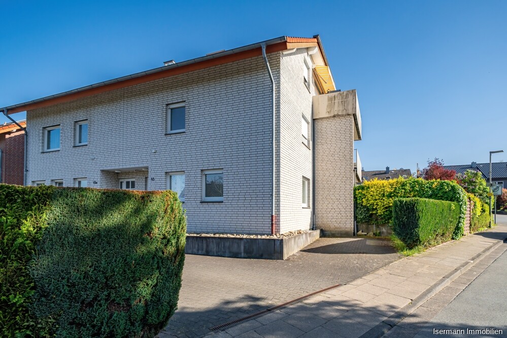 Der Außenstellplatz liegt direkt neben der Wohnung.
