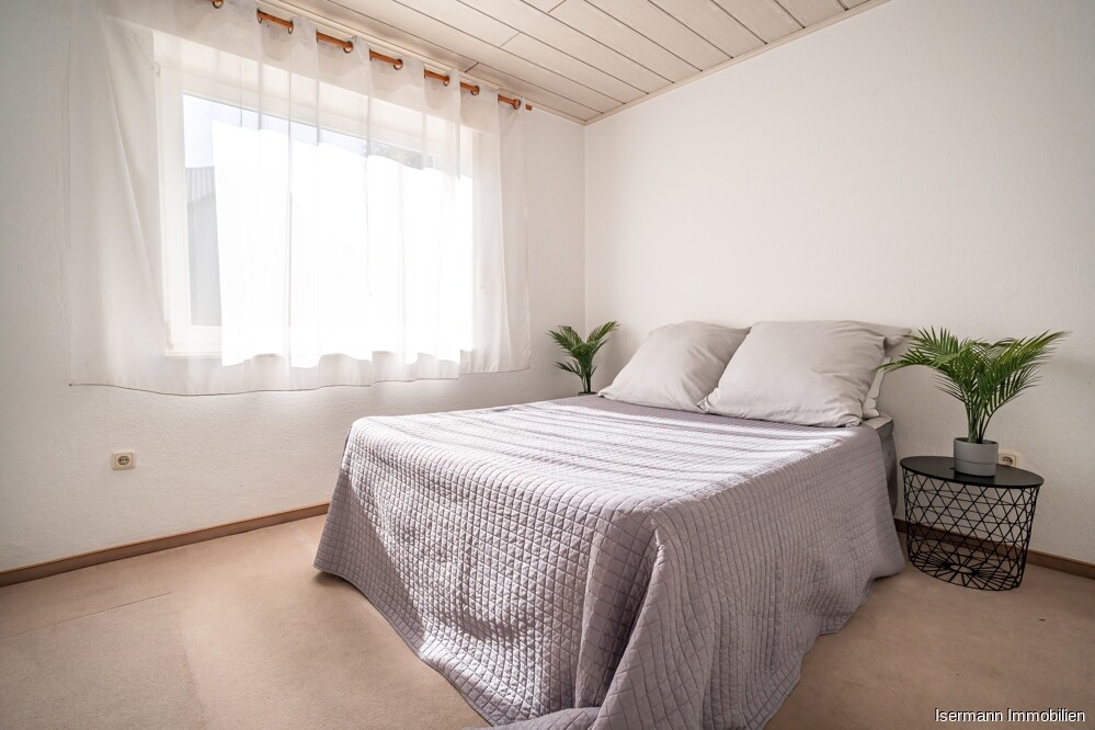 Das Schlafzimmer bietet Platz für einen Kleiderschrank sowie ein schmales Doppelbett.